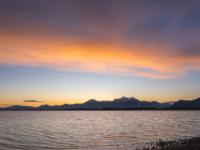 Chiemsee, Chiemgauer Alpen und leuchtendes Wolkenband